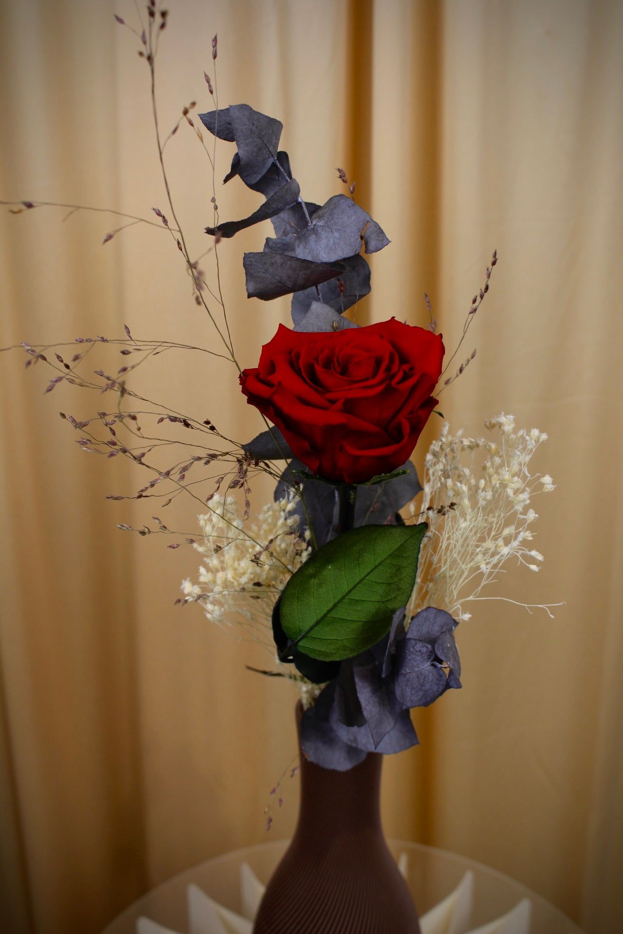 Infinity Rose – Präparierte echte Rose mit Eukalyptus & Schleierkraut in Rot