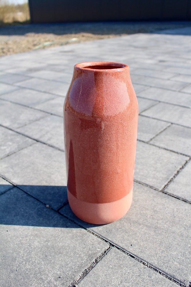 Moderne Vase in Rostrot