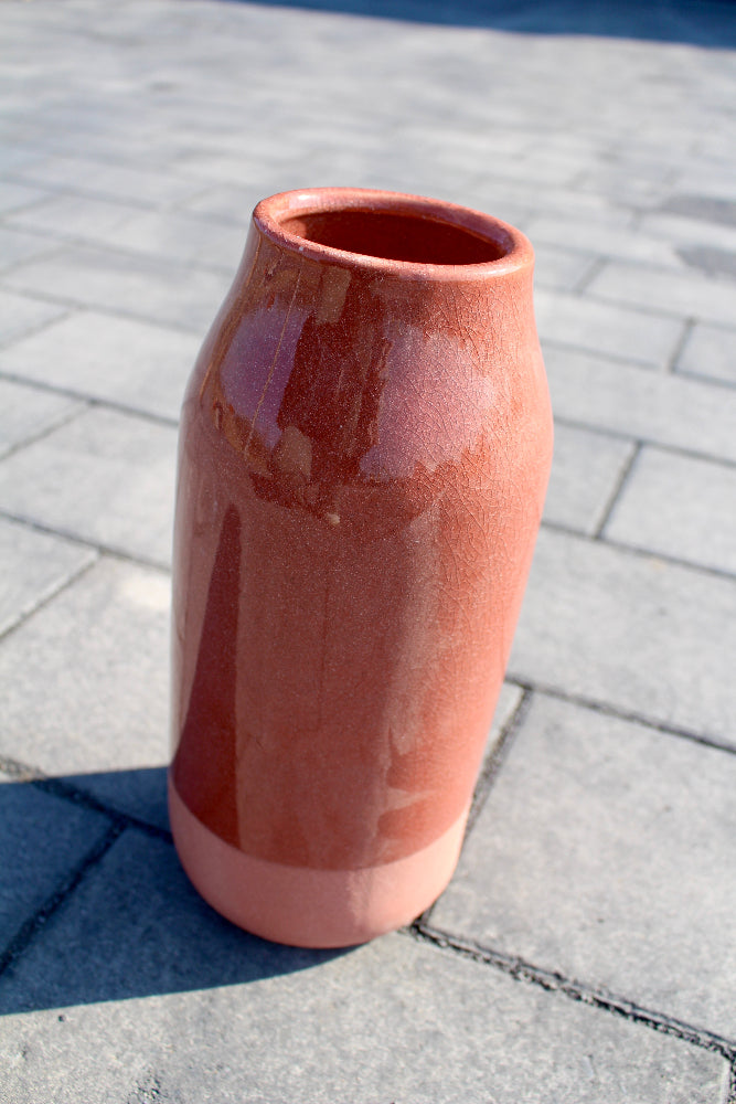 Moderne Vase aus Keramik in rostrot