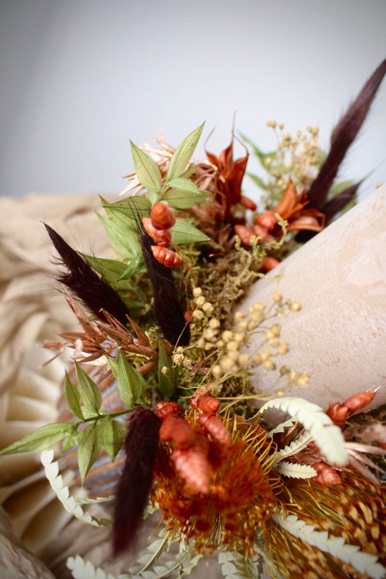 Detailaufnahme Kerzenarrangement mit Trockenblumen in Keramikvase