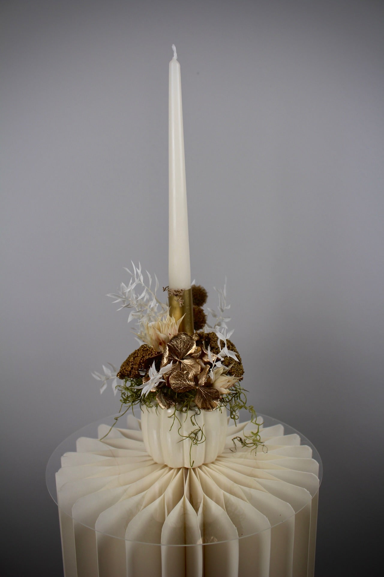 Kerzengesteck mit Stabkerze in Gold und Natur