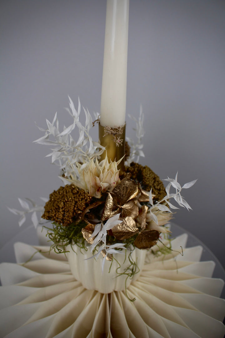 Detailaufnahme Kerzengesteck mit Stabkerze in Gold und Natur
