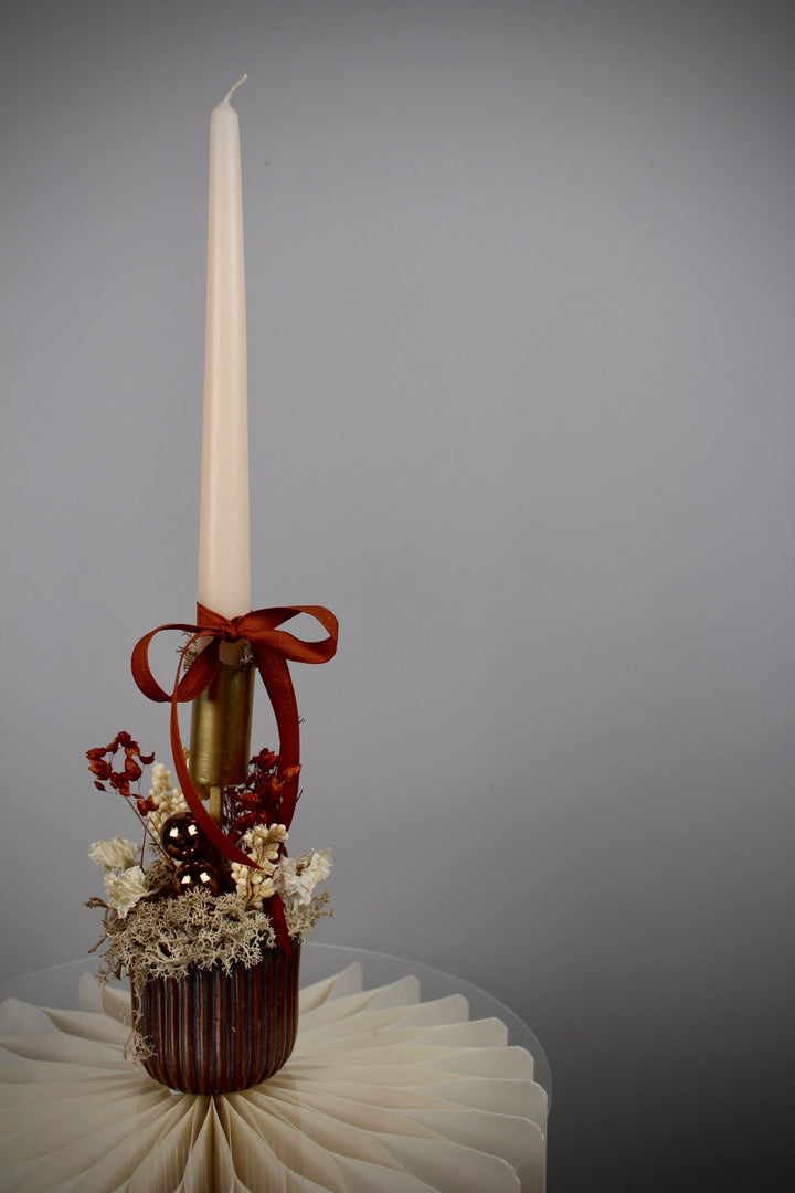 Kleines Kerzengesteck in Braun & Natur mit Stabkerze