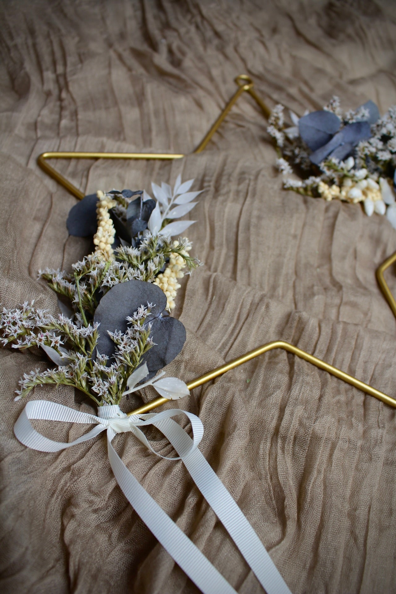 Metallstern mit Trockenblumen in Gold