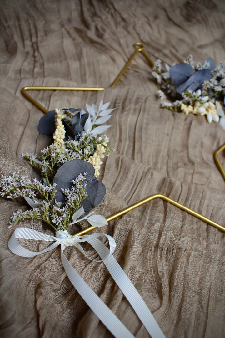 Metallstern mit Trockenblumen in Gold