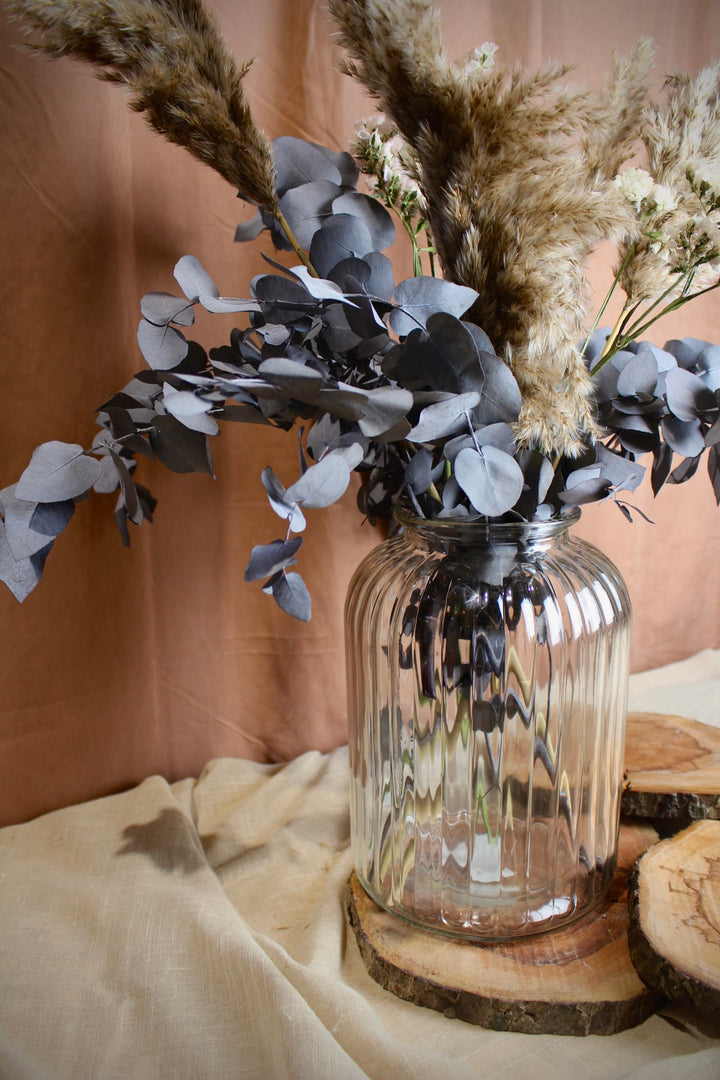 Mira Vase aus Glas mit Rillen