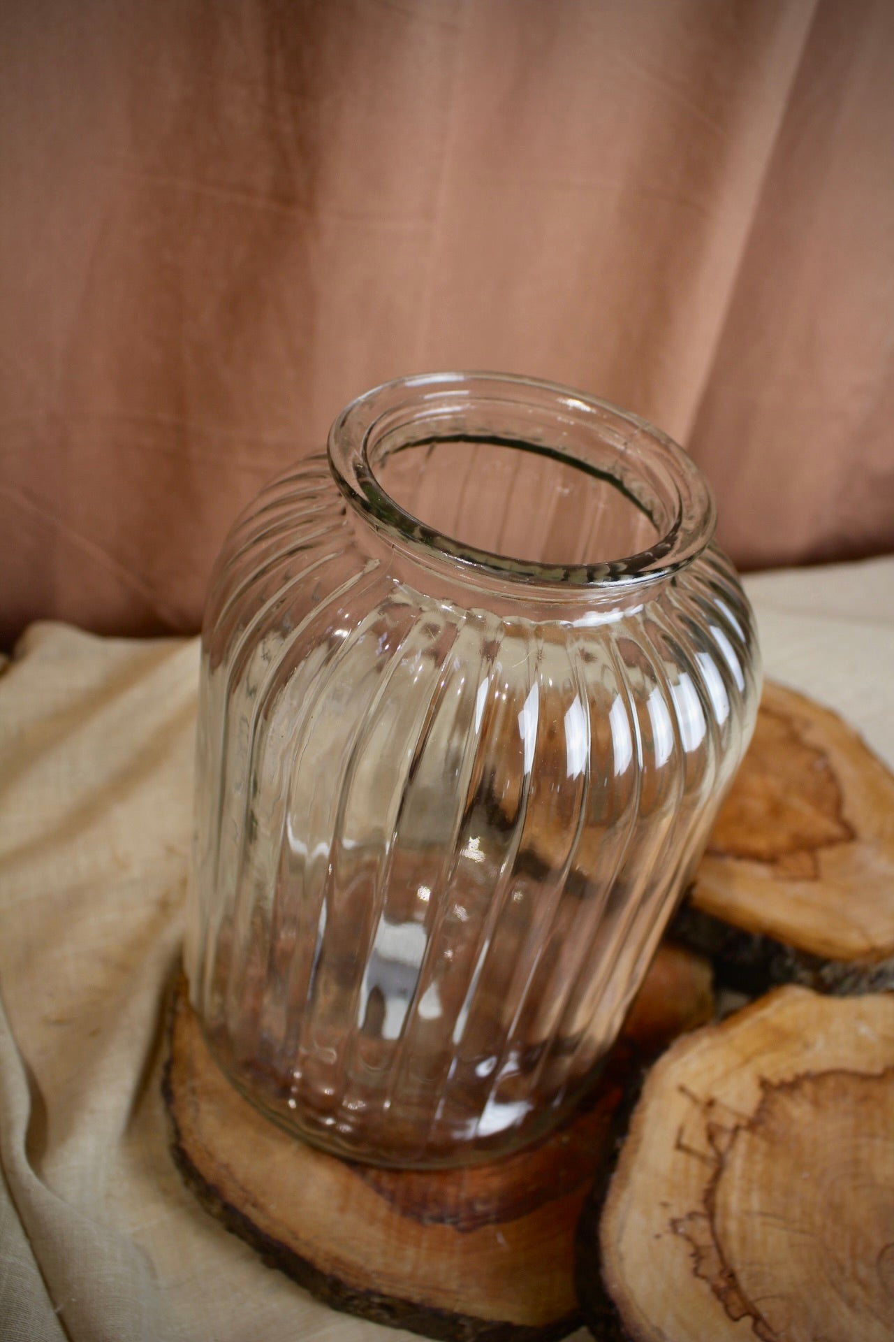 Mira Vase aus Glas mit Rillen