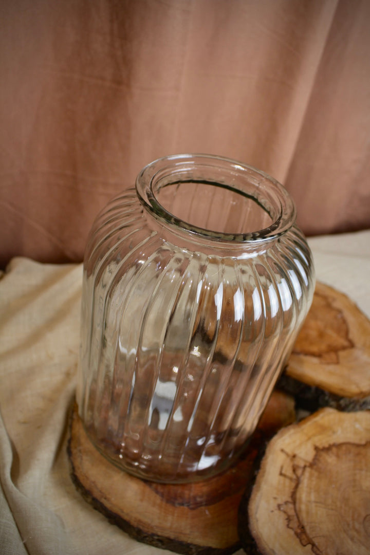 Mira Vase aus Glas mit Rillen