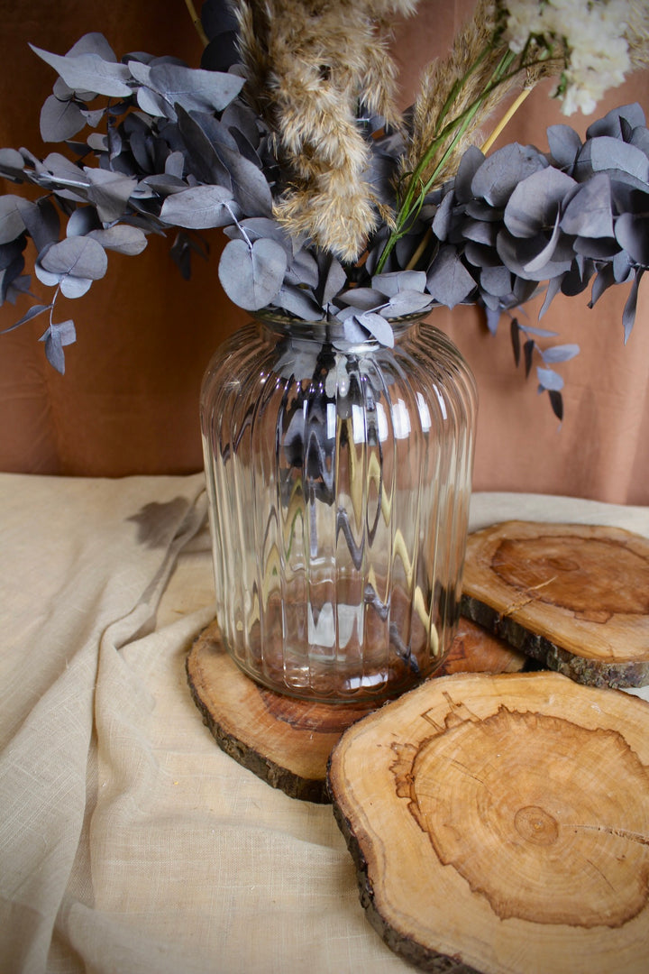 Mira Vase aus Glas mit Rillen