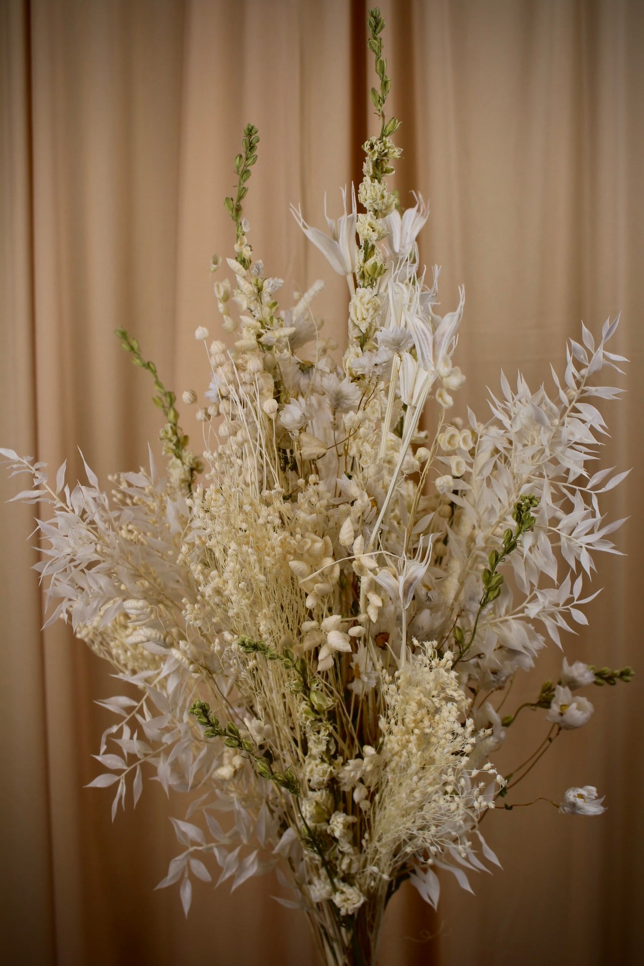 Pure White Trockenblumenstrauß in Weiss Nahaufnahme