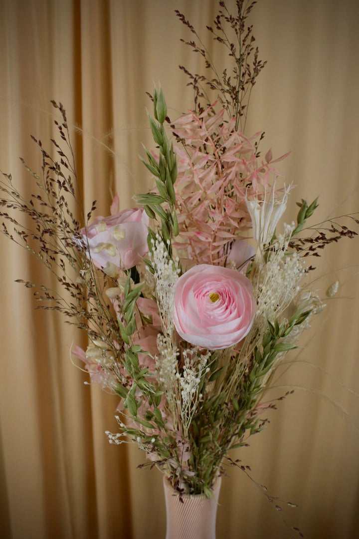 Strauss mit stabilisierten Rosa Ranunkeln und Trockenblumen