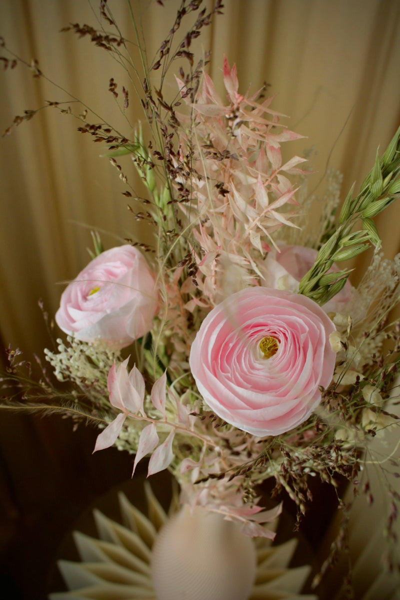 Strauss mit stabilisierten Rosa Ranunkeln und Trockenblumen