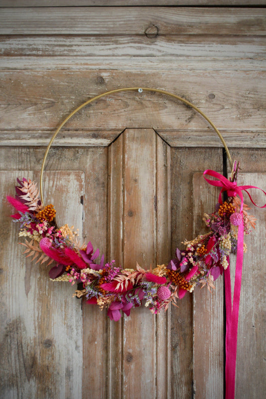 Trockenblumen Loop 'Flamora' in Pink und Orange auf goldenem Metallreifen