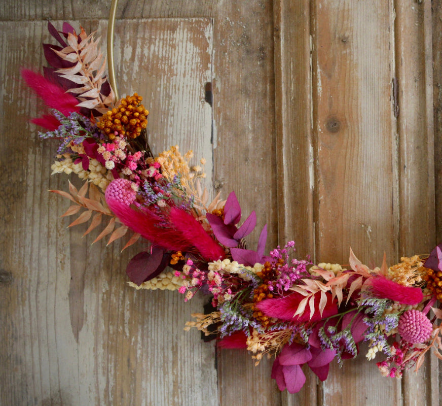 Trockenblumen Loop 'Flamora' in Pink und Orange auf goldenem Metallreifen