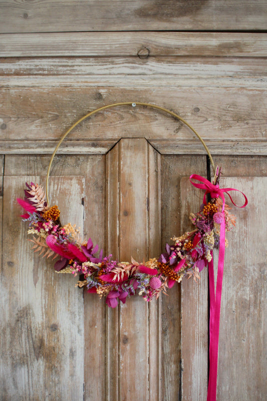 Trockenblumen Loop 'Flamora' in Pink und Orange auf goldenem Metallreifen
