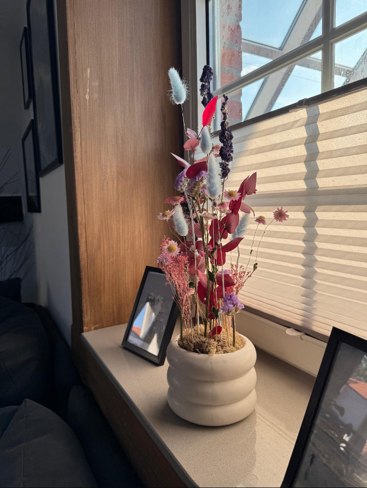 Trockenblumengesteck in Einrichtung - Parallelgesteck in Rosa, Lila, Blau