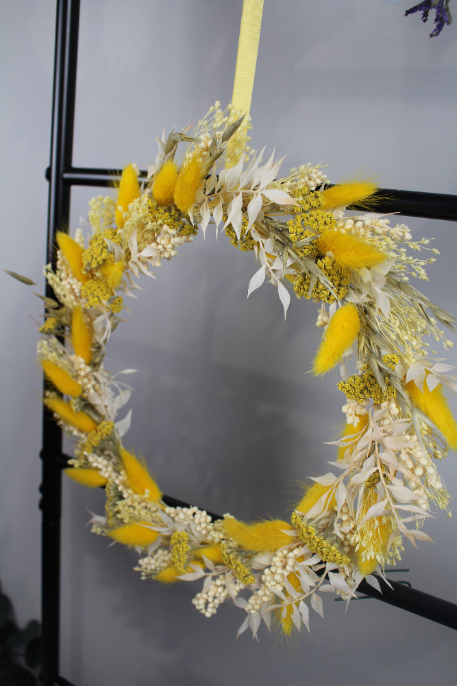 Trockenblumenkranz Butyra, ganz gebunden, in hellen Gelbtönen und Beige