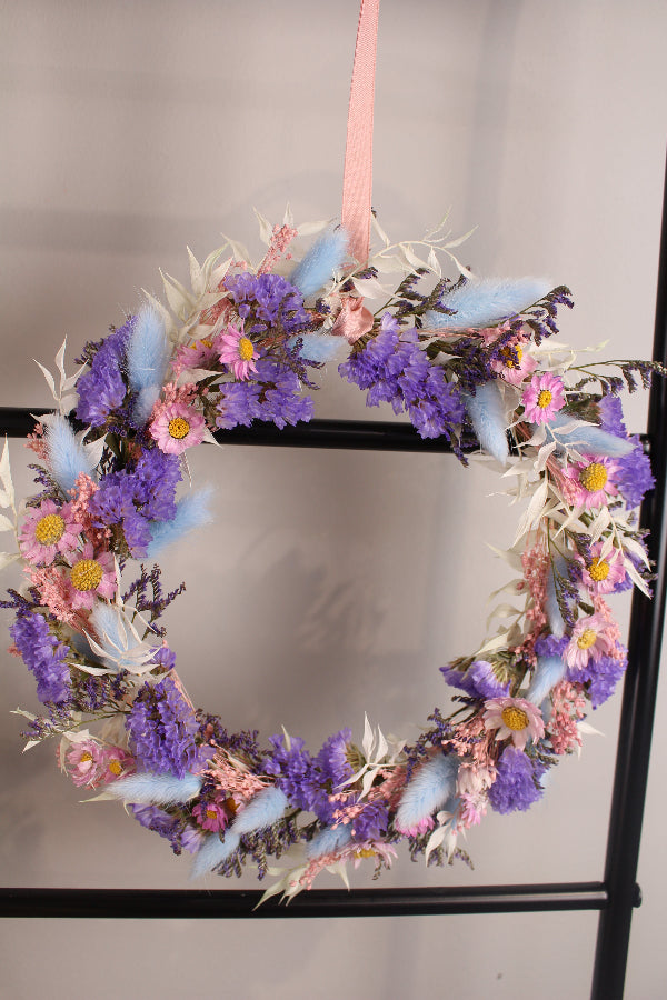 Trockenblumenkranz Nymia komplett gebunden in Hellblau, Lila und Rosa