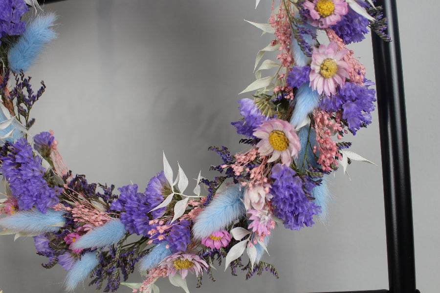 Trockenblumenkranz Nymia komplett gebunden in Hellblau, Lila und Rosa