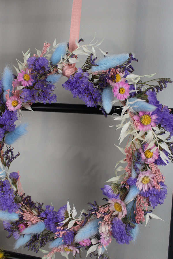 Trockenblumenkranz Nymia komplett gebunden in Hellblau, Lila und Rosa