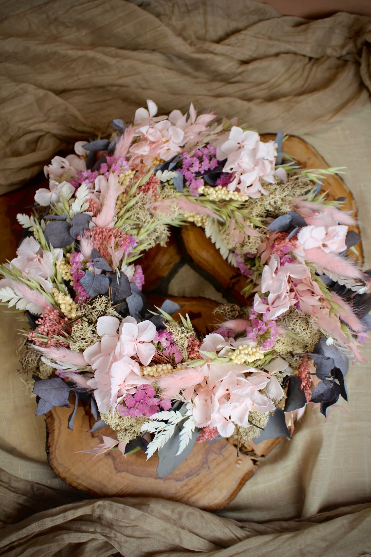 Trockenblumenkranz Rosalina mit Eukalyptus und Hortensie in Rosa