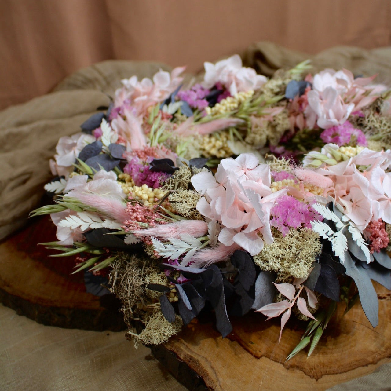 Trockenblumenkranz Rosalina mit Eukalyptus und Hortensie in Rosa