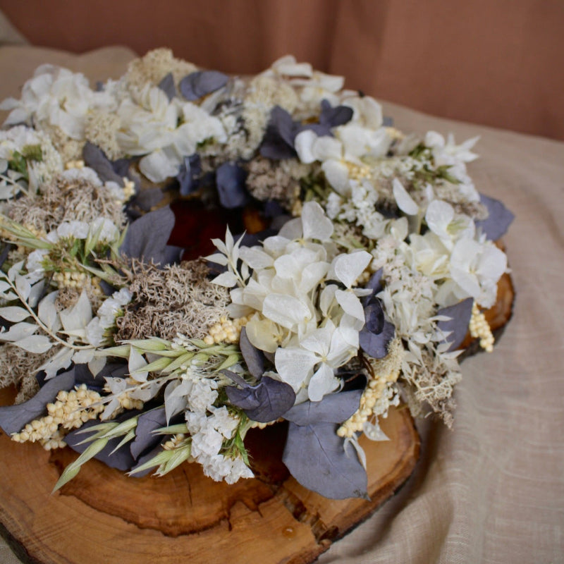 Trockenblumenkranz in Grün Weiß mit Hortensie und Eukalyptus