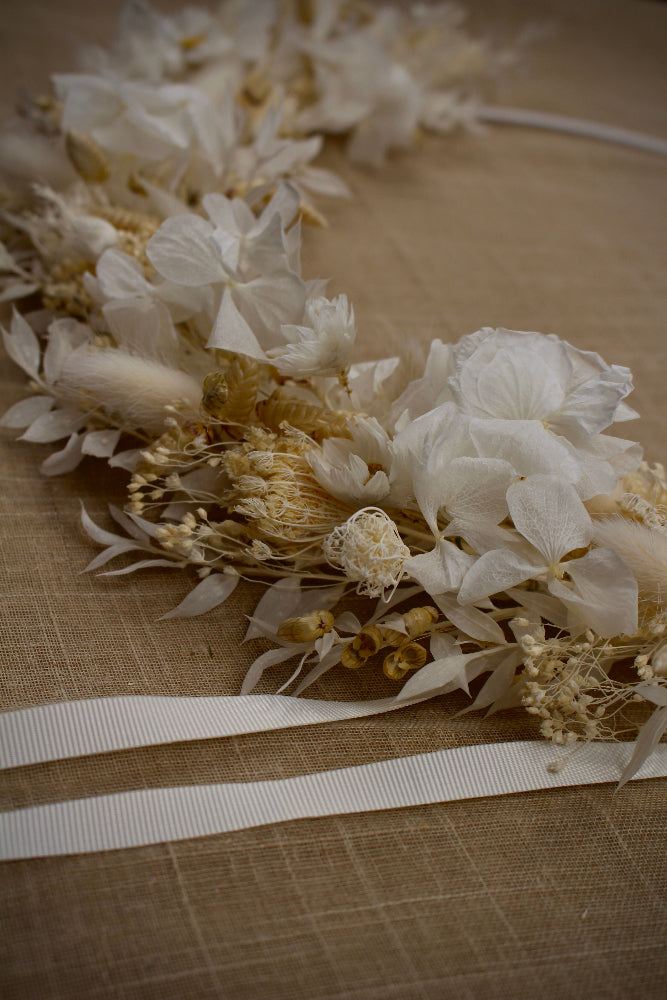 Trockenblumenloop Albaelia Nahaufnahme - Weiß und Beige