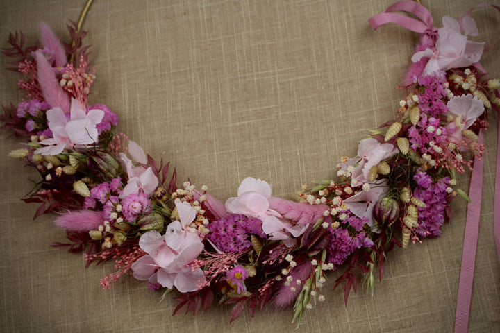 Trockenblumenloop Millea in Rosa, Pink und Weinrot auf goldenem Ring