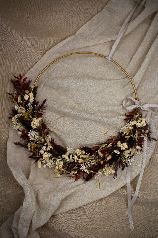 Trockenblumenloop 'Rubra' in Braun und Creme auf goldenem Metallring