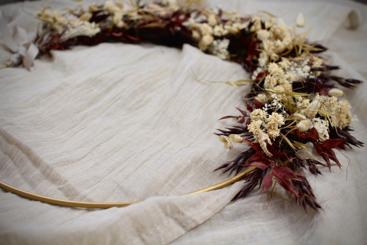Trockenblumenloop 'Rubra' in Braun und Creme auf goldenem Metallring