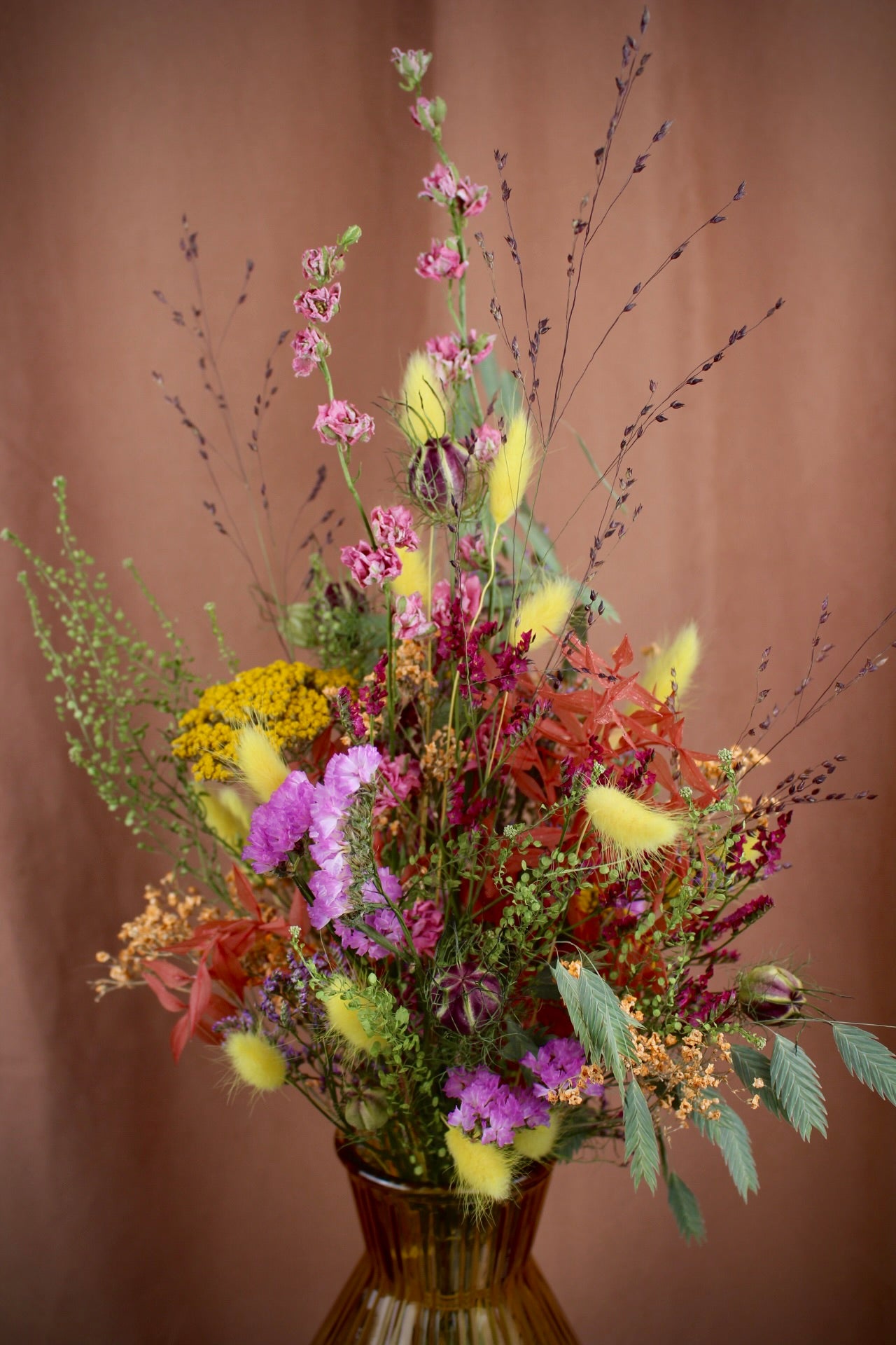 'Radianta' - Wildblumenstrauß aus Trockenblumen in Bunt