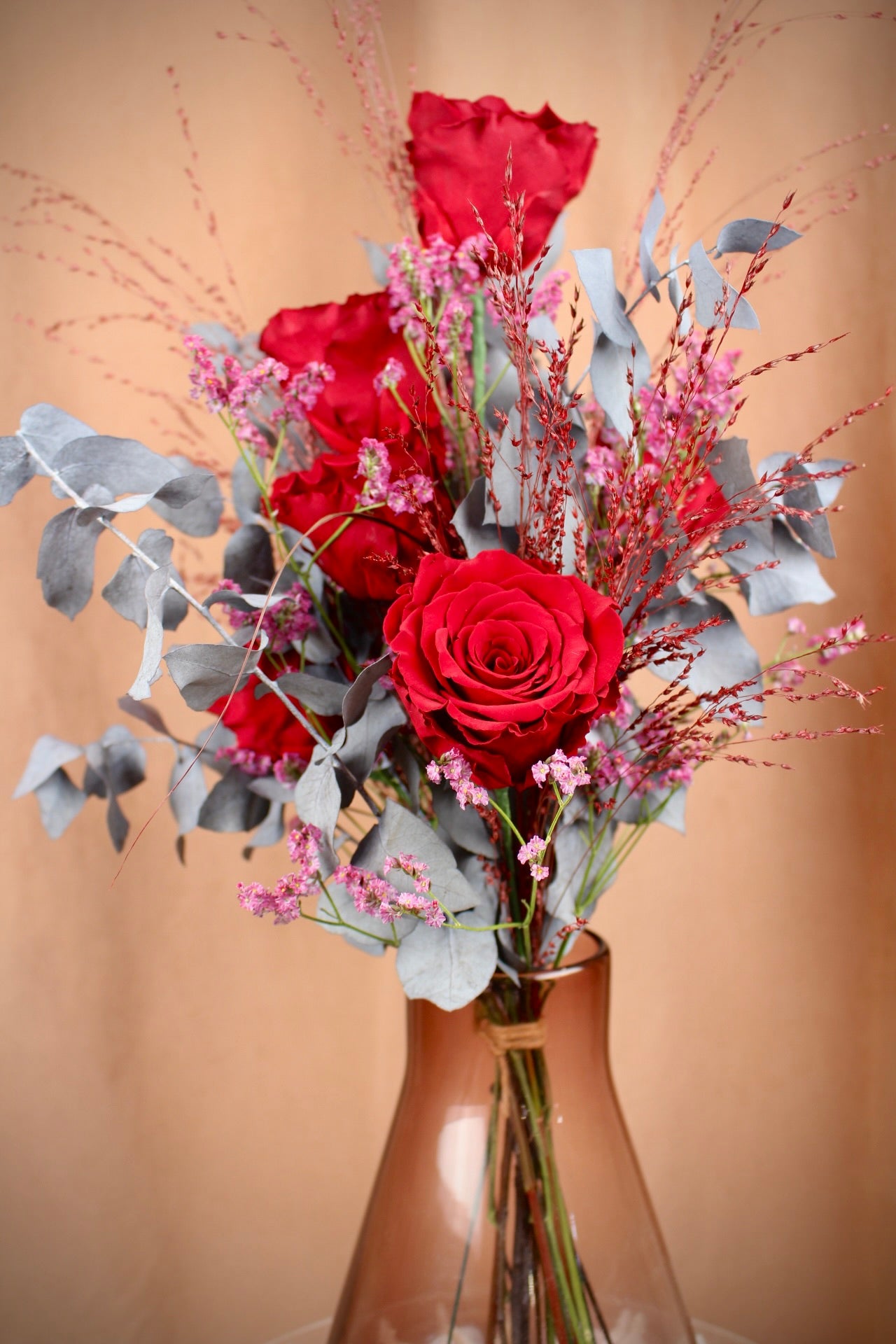 'Rosyra' - Trockenblumenstrauß mit präparierten roten Rosen und Eukalyptus