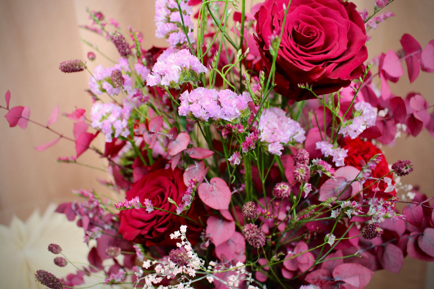 Trockenblumenstrauß mit präparierten roten Rosen und Eukalyptus