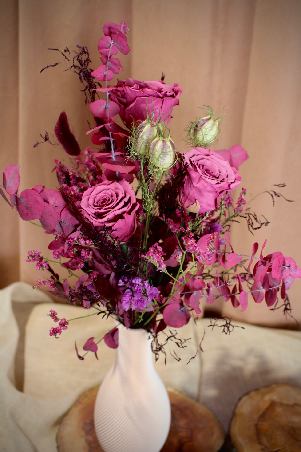 Trockenblumenstrauß Viola in Lila mit prapärierten Rosen und Eukalyptus