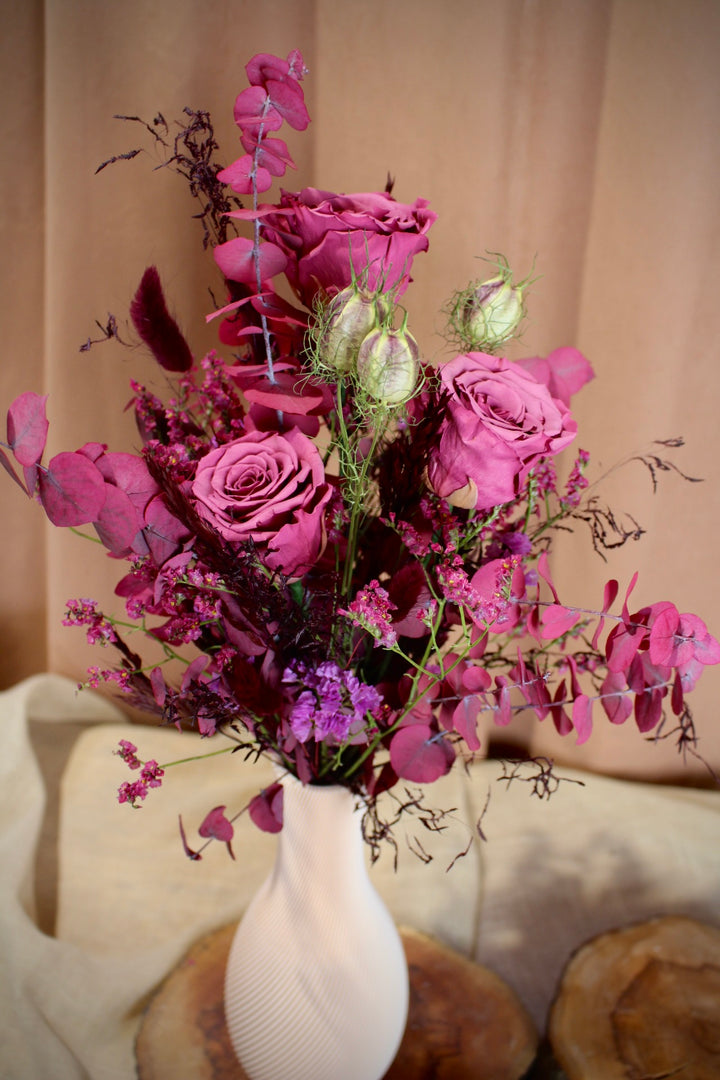 Trockenblumenstrauß Viola in Lila mit prapärierten Rosen und Eukalyptus