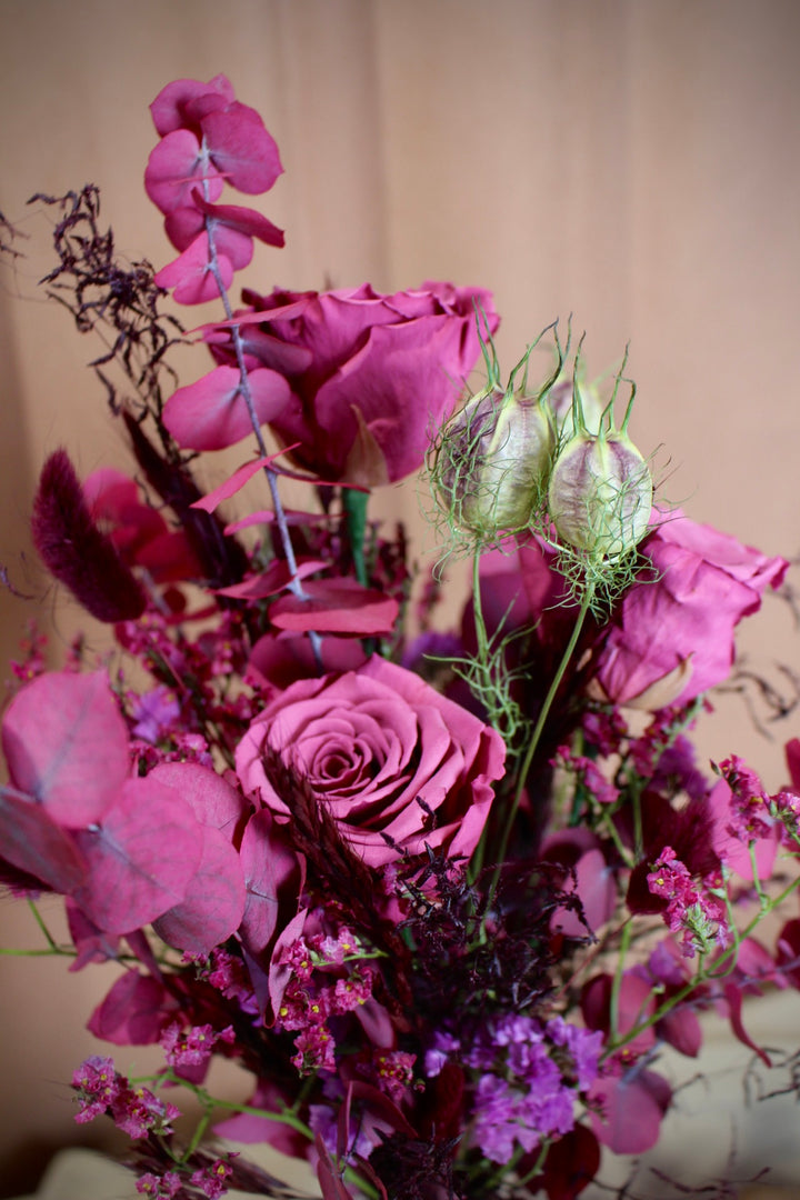 Trockenblumenstrauß Viola in Lila mit prapärierten Rosen und Eukalyptus