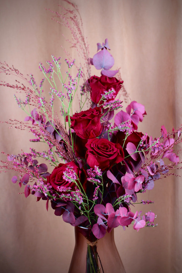 'Fayrenna' - Trockenblumenstrauß mit präparierten Rosen und Eukalyptus in Rot