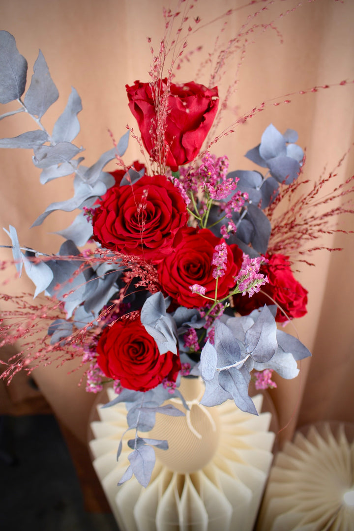 'Rosyra' - Trockenblumenstrauß mit präparierten roten Rosen und Eukalyptus