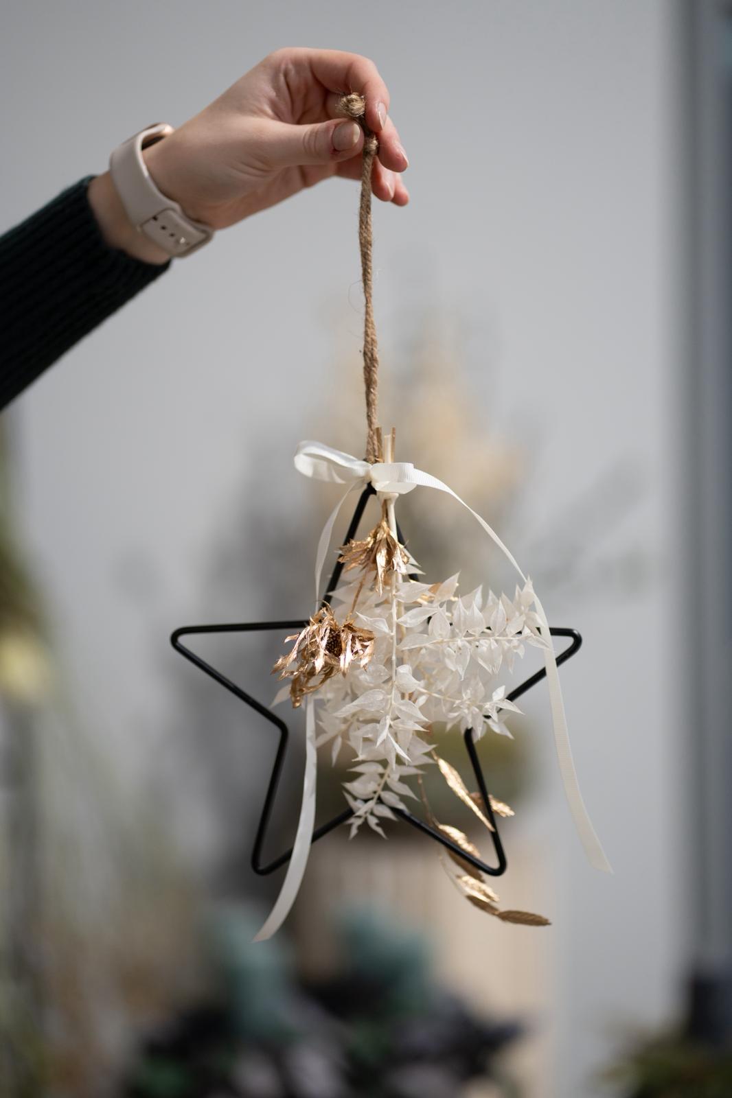 Metallstern mit Trockenblumen – Schwarz/Gold