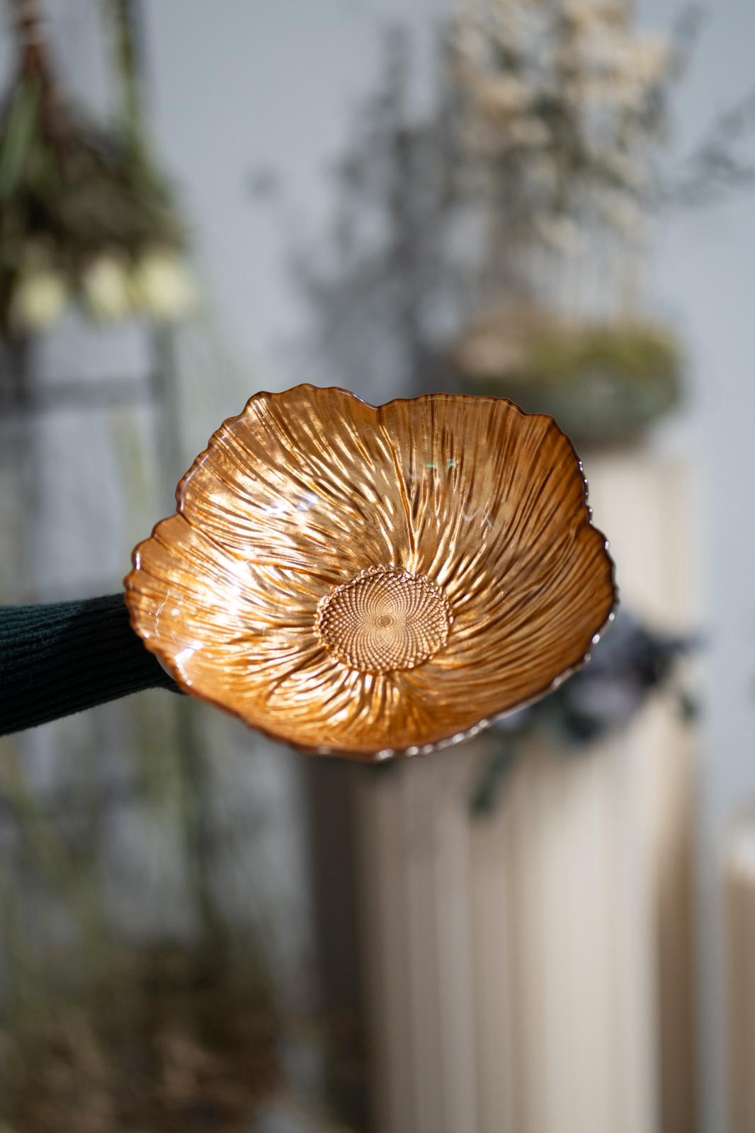 Blütenförmige Glasschale – goldbraun