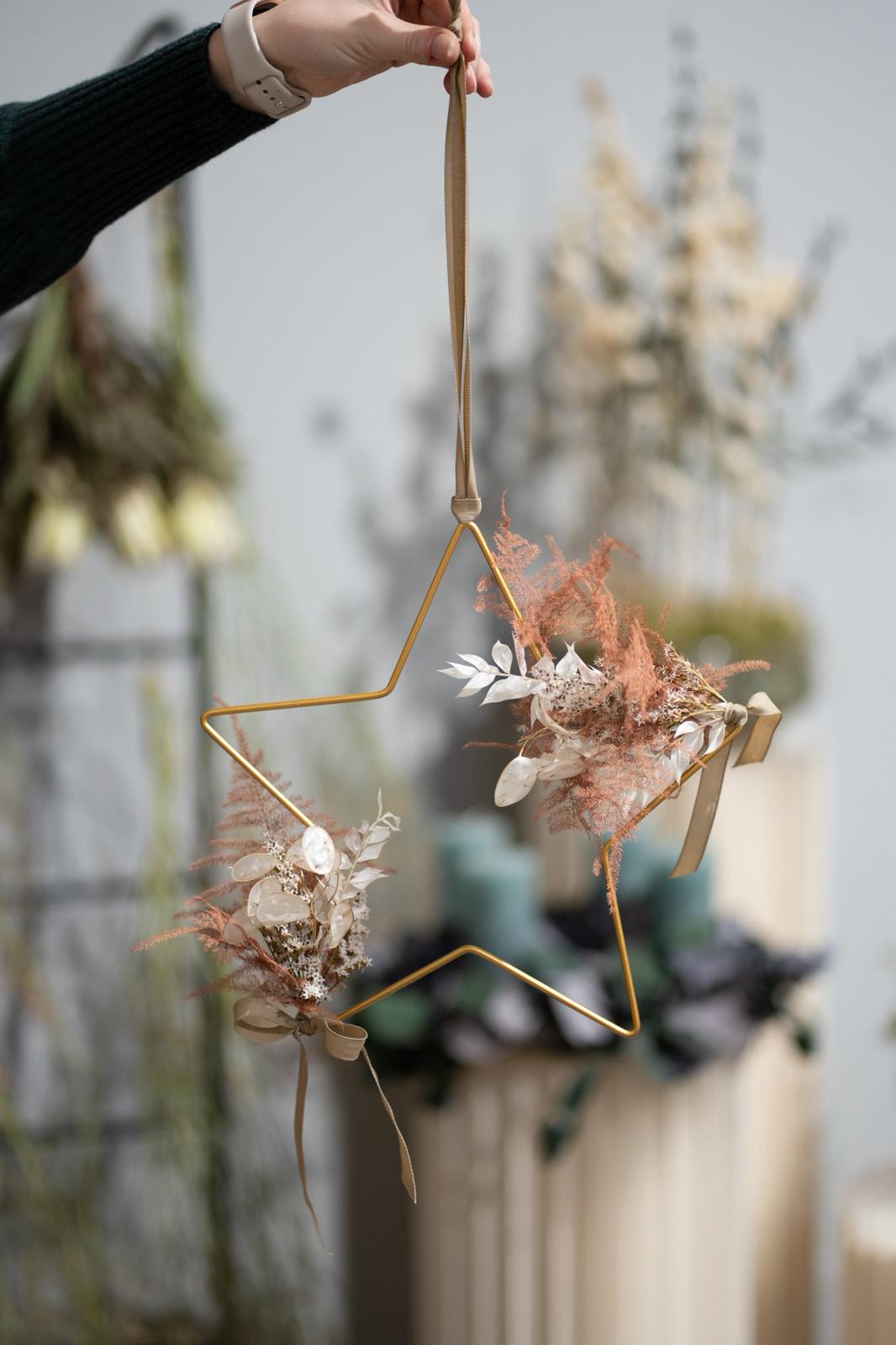Metallstern mit Trockenblumen – Gold
