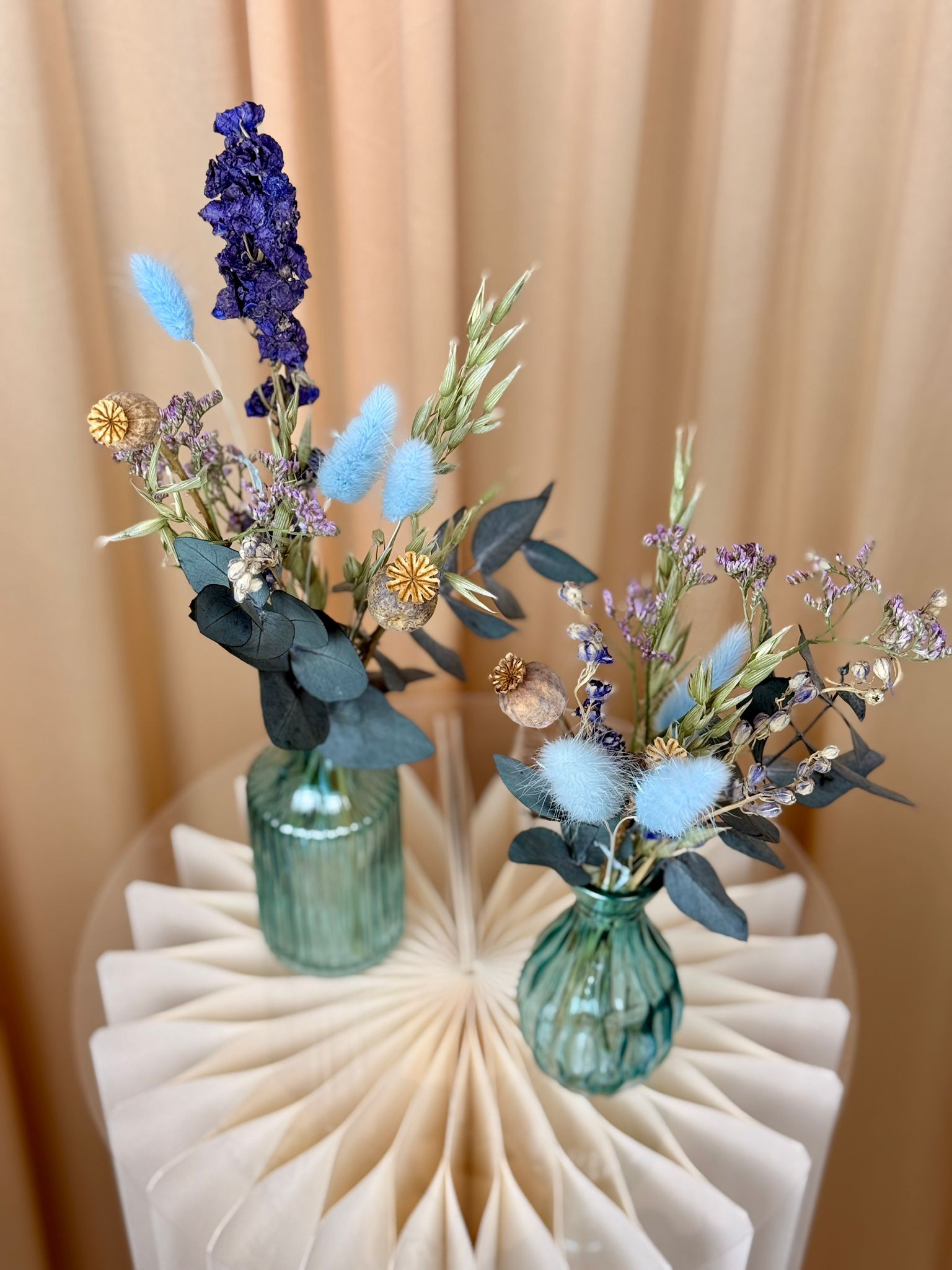 Blue Harmony – Tischdeko mit Trockenblumen & Vase