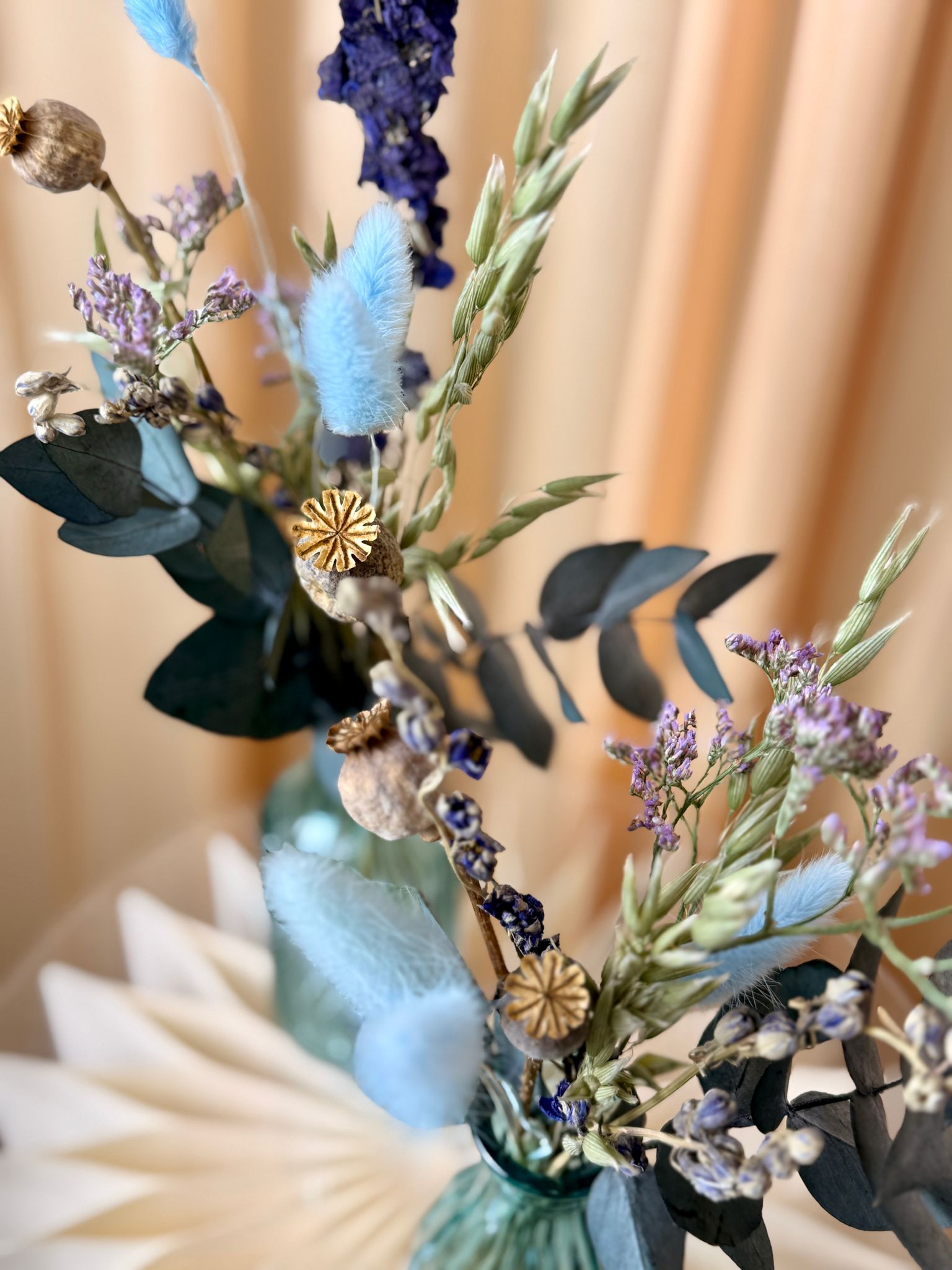 Blue Harmony – Tischdeko mit Trockenblumen & Vase