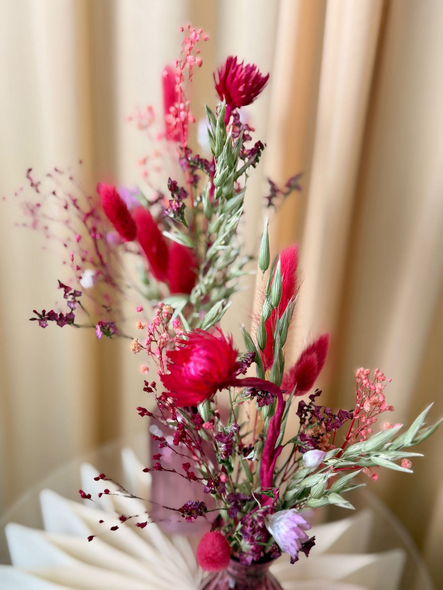 Ruby Glow – Tischdeko mit Trockenblumen & Vase