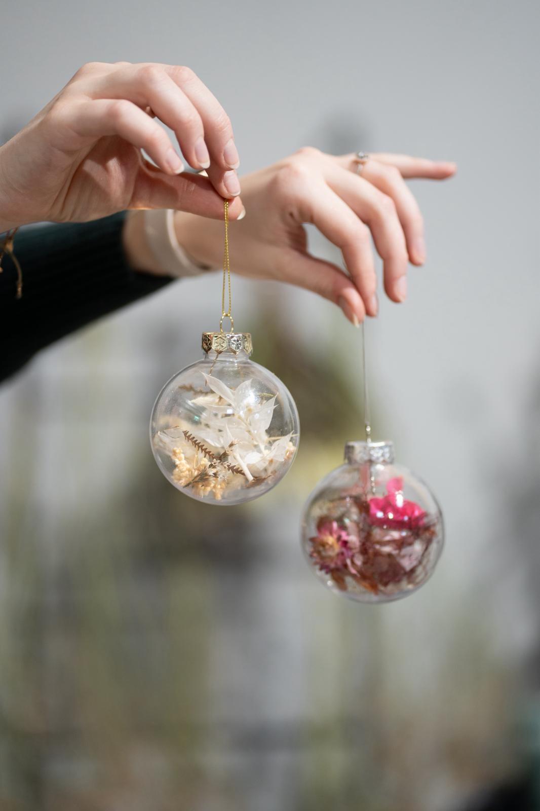 Handgefertigte Christbaumkugeln mit Trockenblumen – die besondere Geschenkidee