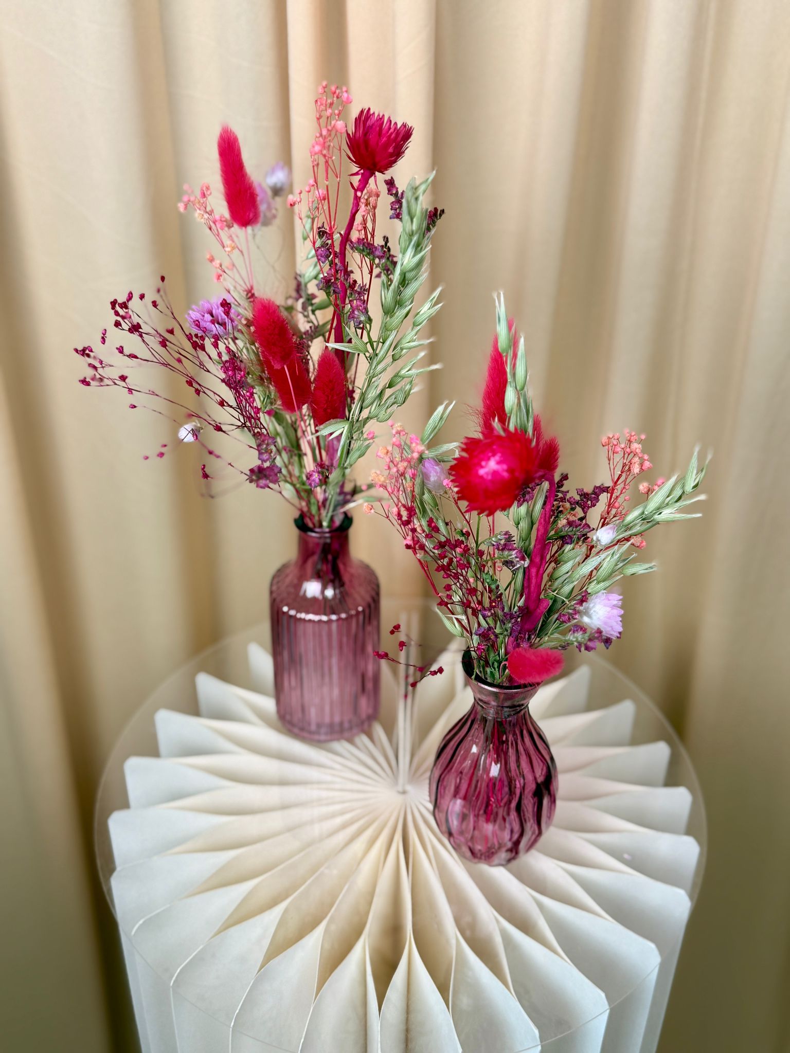 Ruby Glow – Tischdeko mit Trockenblumen & Vase